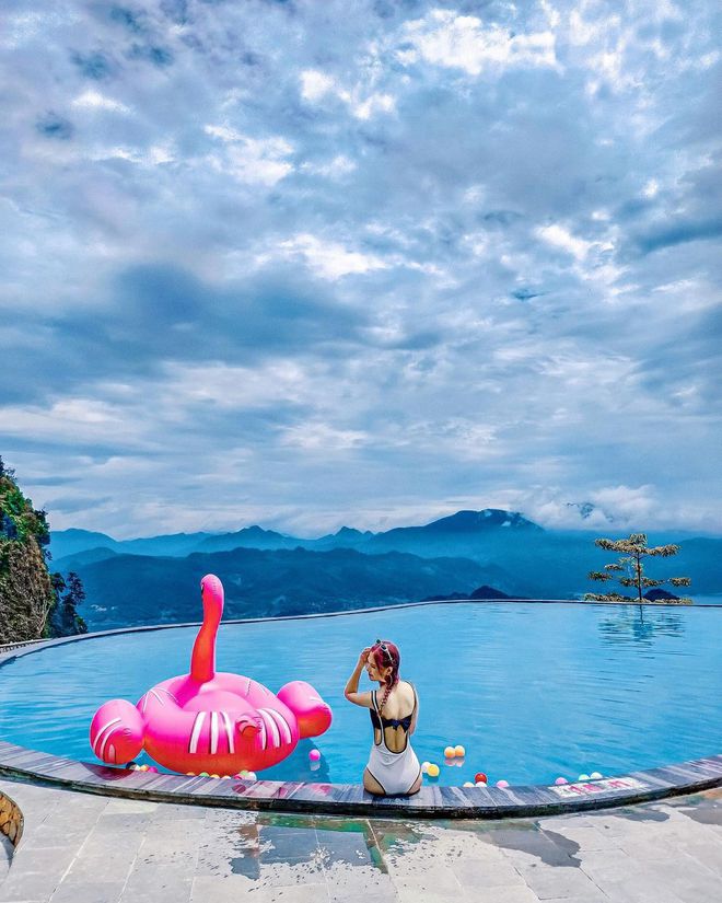 4 bể bơi vô cực "nhìn là muốn đi" ở vùng núi phía Bắc: View thung lũng đẹp mê mẩn, lại còn điều chỉnh nhiệt độ theo mùa - Ảnh 1.