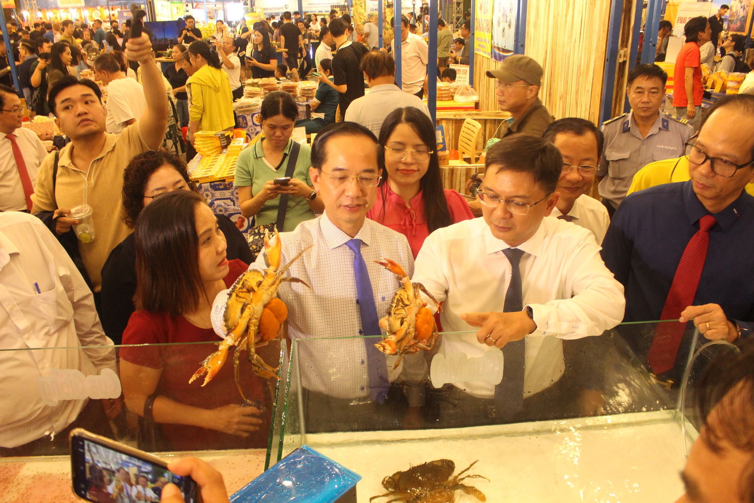 TP.HCM rộn ràng khai mạc lễ hội ẩm thực Cua Cà Mau 2025 với 100 gian hàng  đặc sản