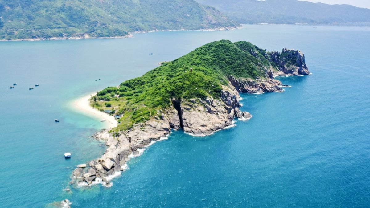 Chinh phục Hòn Nưa - “Chú khủng long” giữa đại dương xanh | Xanh SM