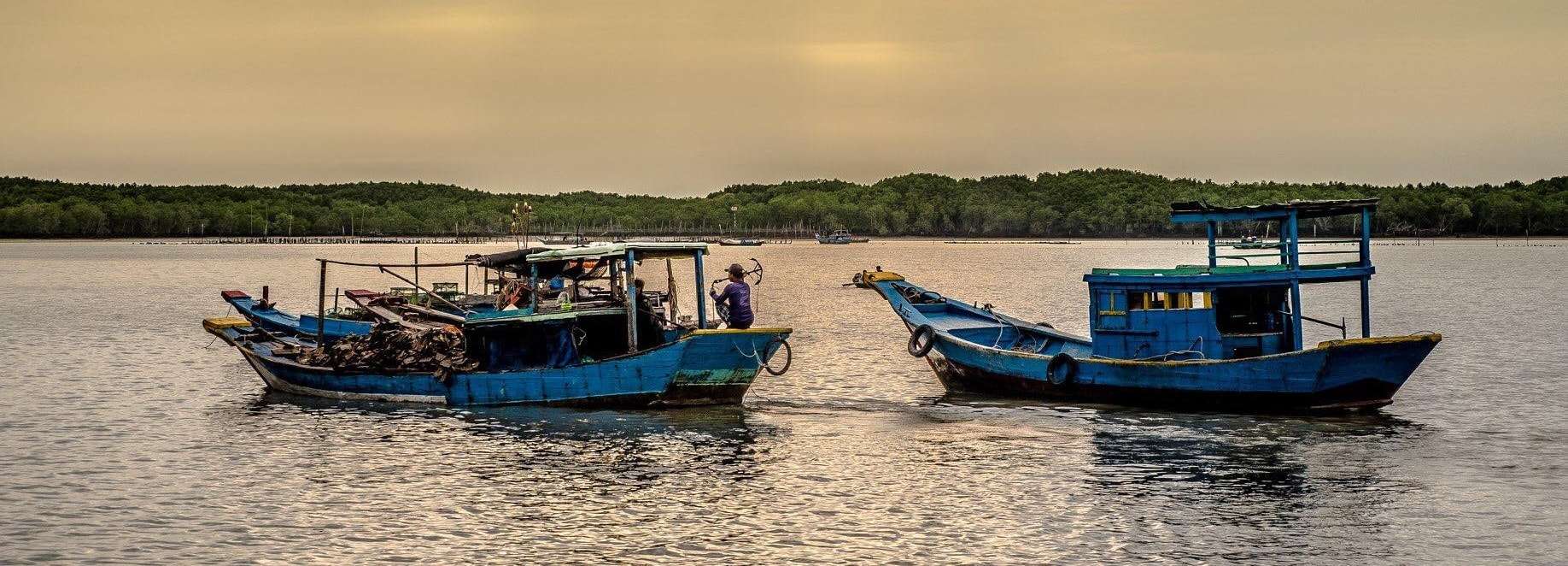 di chuyển bằng thuyền ra đảo thiềng liềng