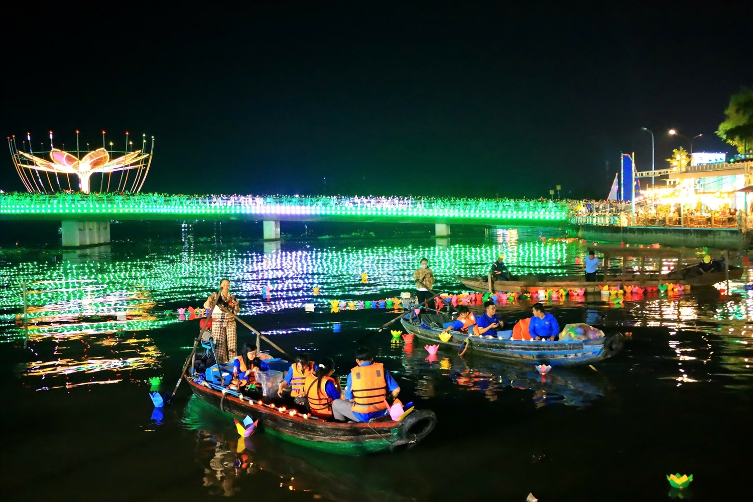 Tái hiện khung cảnh trên bến, dưới thuyền tại Lễ hội Văn hóa sông nước Cần Thơ 2025 | Dân tộc và Phát triển