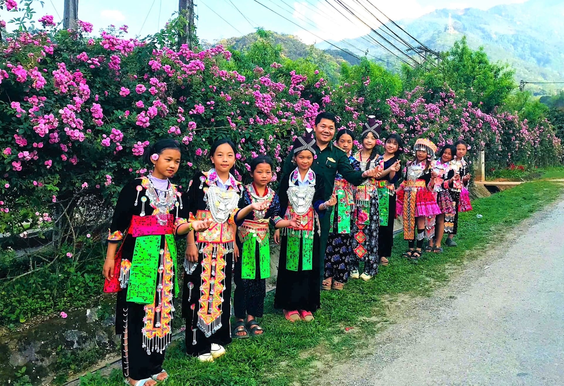 Đây là đường hoa hồng đẹp như phim khiến cả làng phát sốt ở một xã nông  thôn mới Nghệ An