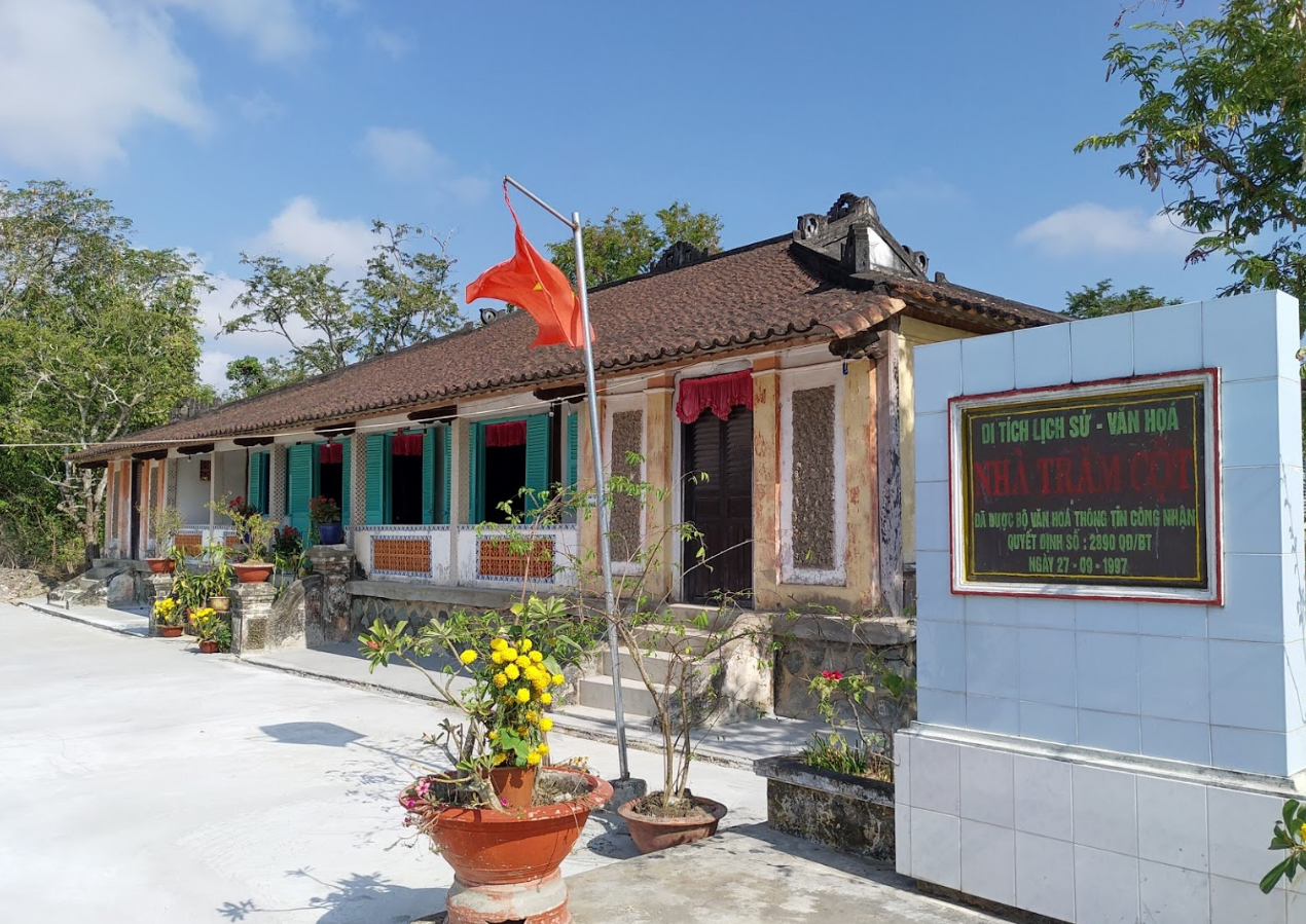 Nhà cổ trăm cột Long An - Ngôi nhà rường kiểu Huế độc đáo ở Miền Tây