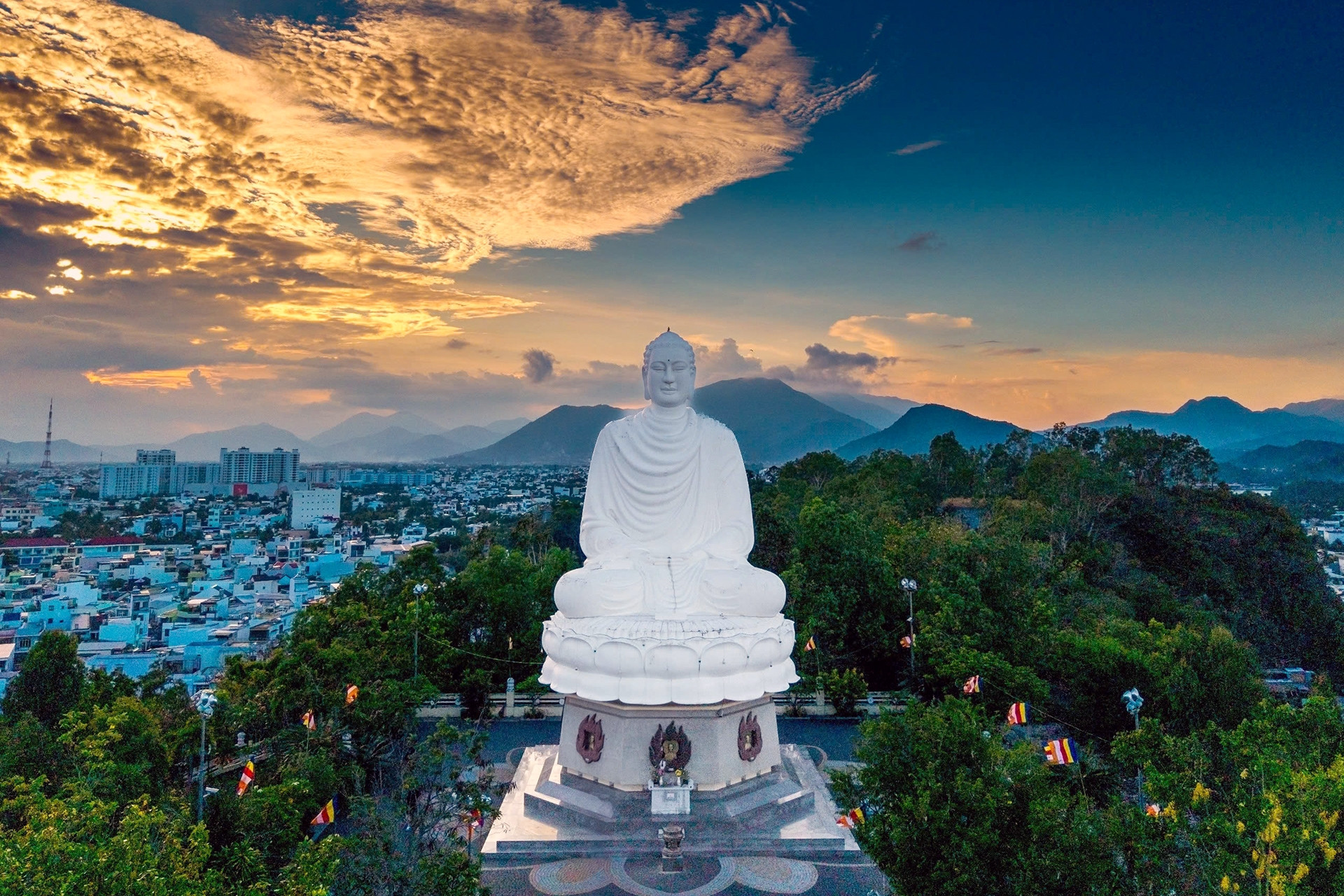 Chiêm ngưỡng tượng Phật trắng ngoài trời 'khổng lồ' ở Nha Trang