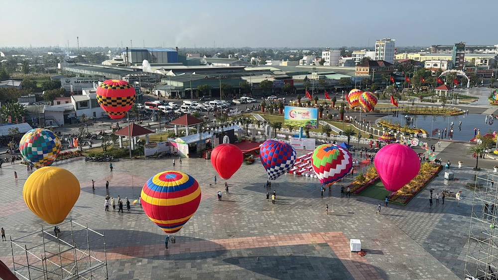 Trình diễn khinh khí cầu quy mô lớn tại Festival hoa kiểng Sa Đéc 2025 -  Tạp chí Kinh tế Sài Gòn