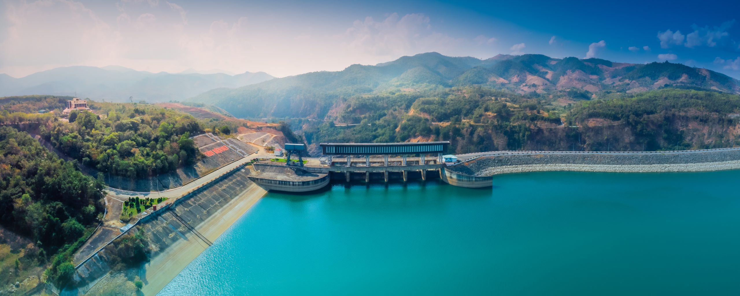 Nắng sớm trên đập thủy điện Ialy, Gia Lai