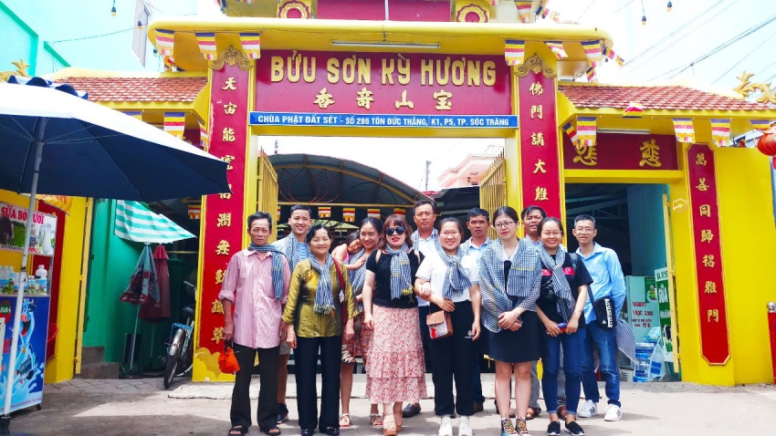 Hình ảnh du khách đến thăm quan tại chùa Đất Sét- Sao Biển Tourist có tổ chức tour đoàn riêng và tour khách lẻ 