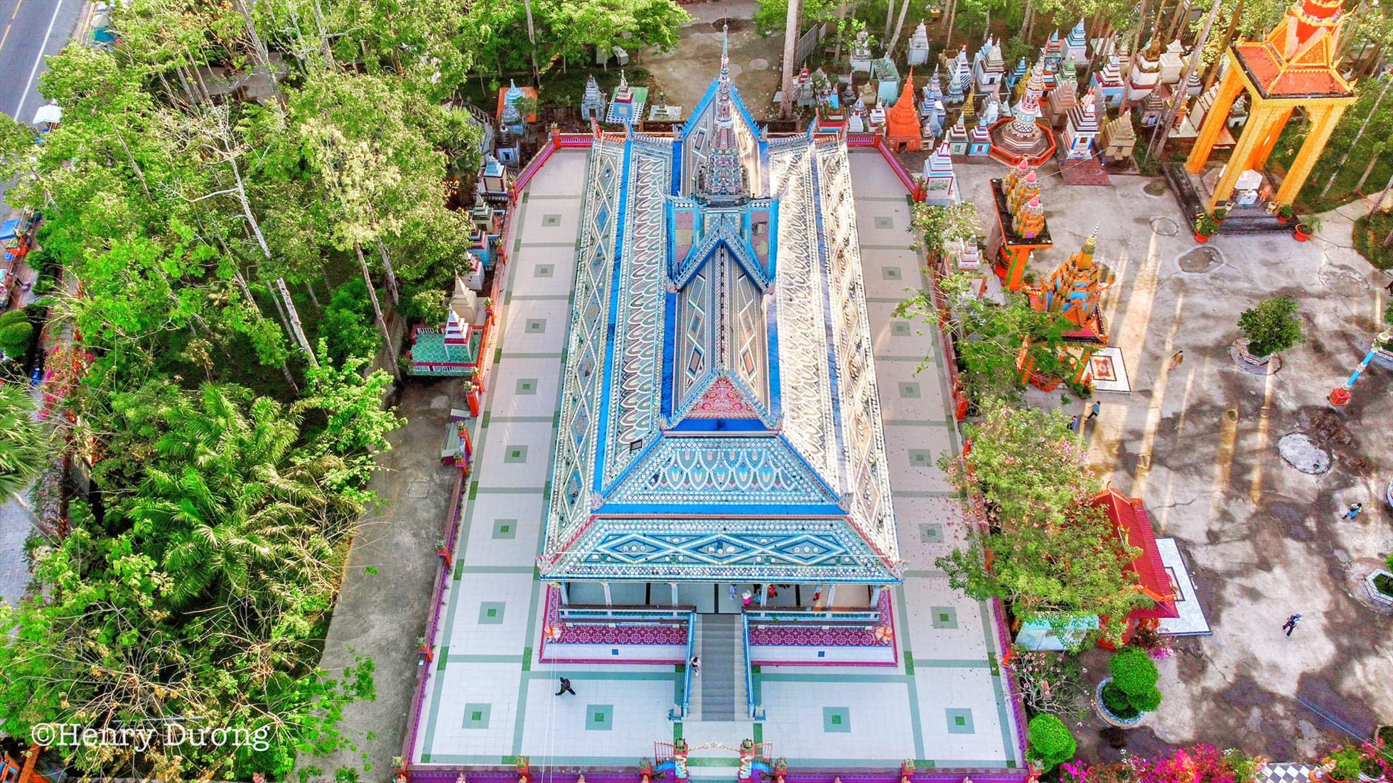 Quang cảnh Chùa Chén Kiểu từ trên cao - Sao Biển Tourist có nhận tổ chức tour đoàn riêng và tour khách lẻ