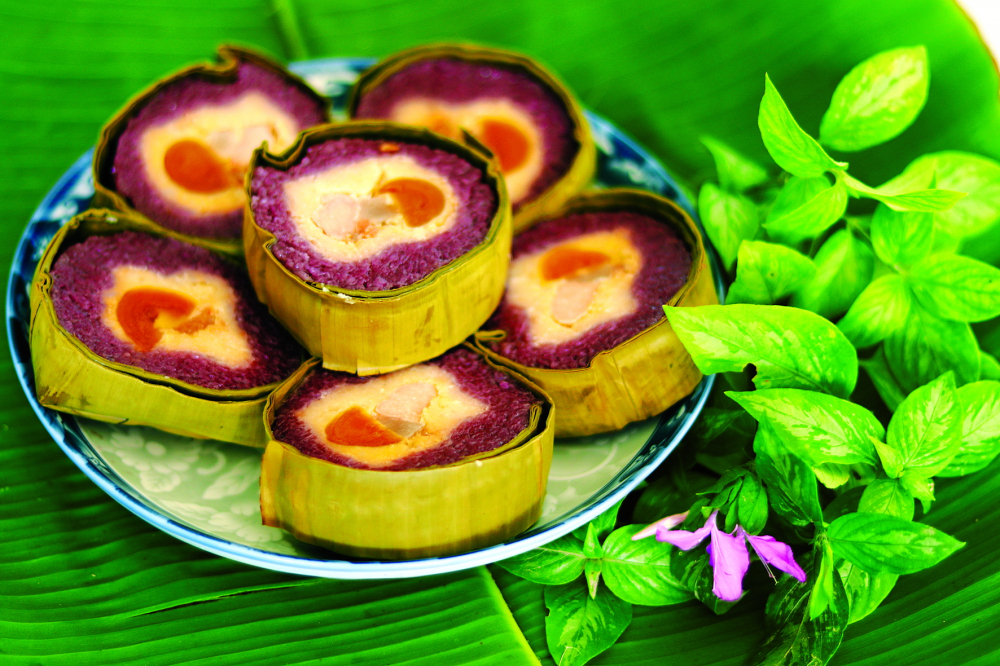 Cực phẩm bánh tét lá cẩm đặc sản miền Tây ai cũng mê